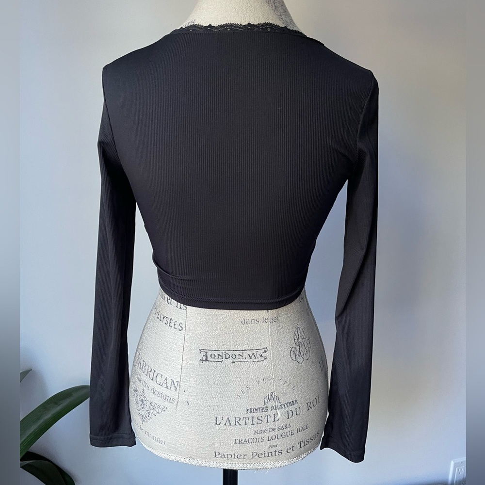 4/$20 🧡 V neck lace long sleeve crop top - Picture 4 of 4